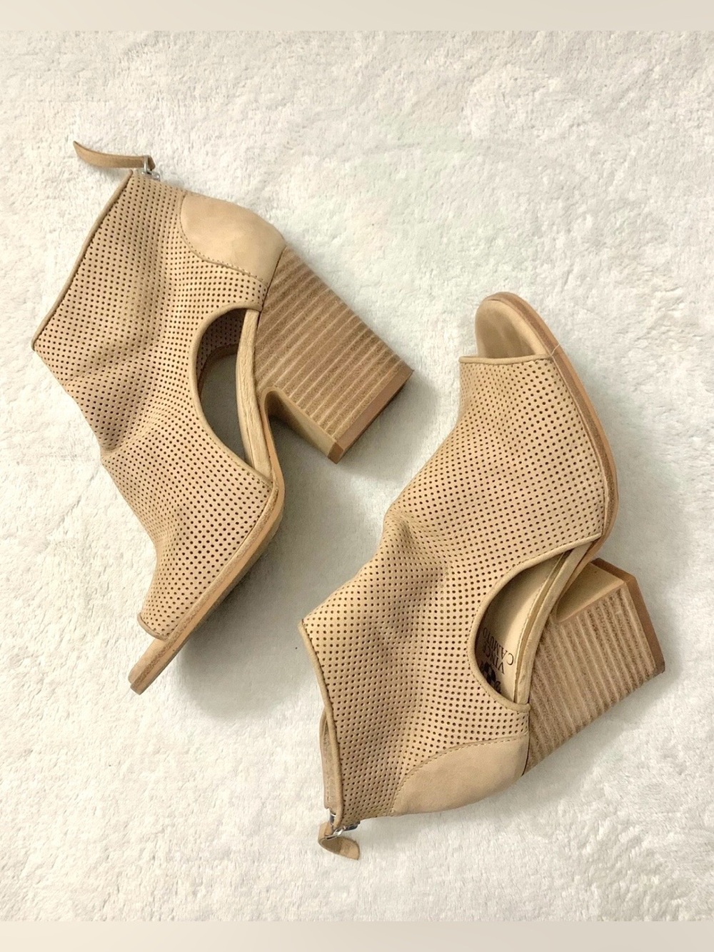 Vince Camuto Bevina Beige Suede Leather Punch Hole Zip High Heel Ankle Boots 6